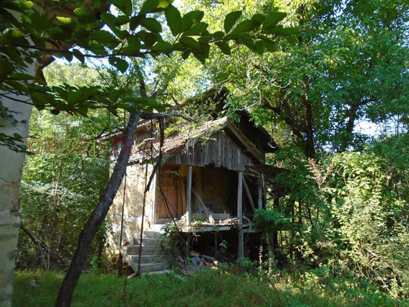 Северна България Каменна къща в село Кръвеник граничеща с планинска ...